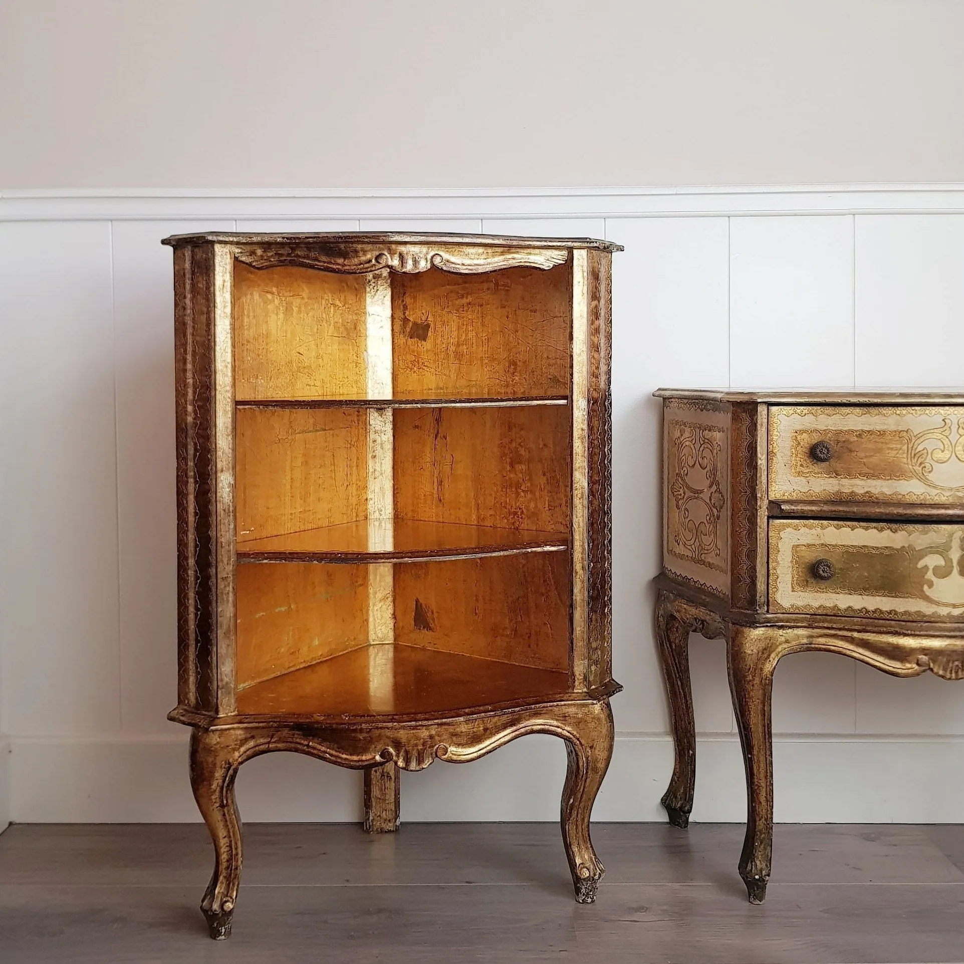 Florentine Gold Leaf Corner Cabinet with 2 Shelves, Italian Hollywood Regency Furniture, Mid-Century Interior Accent, 1960s