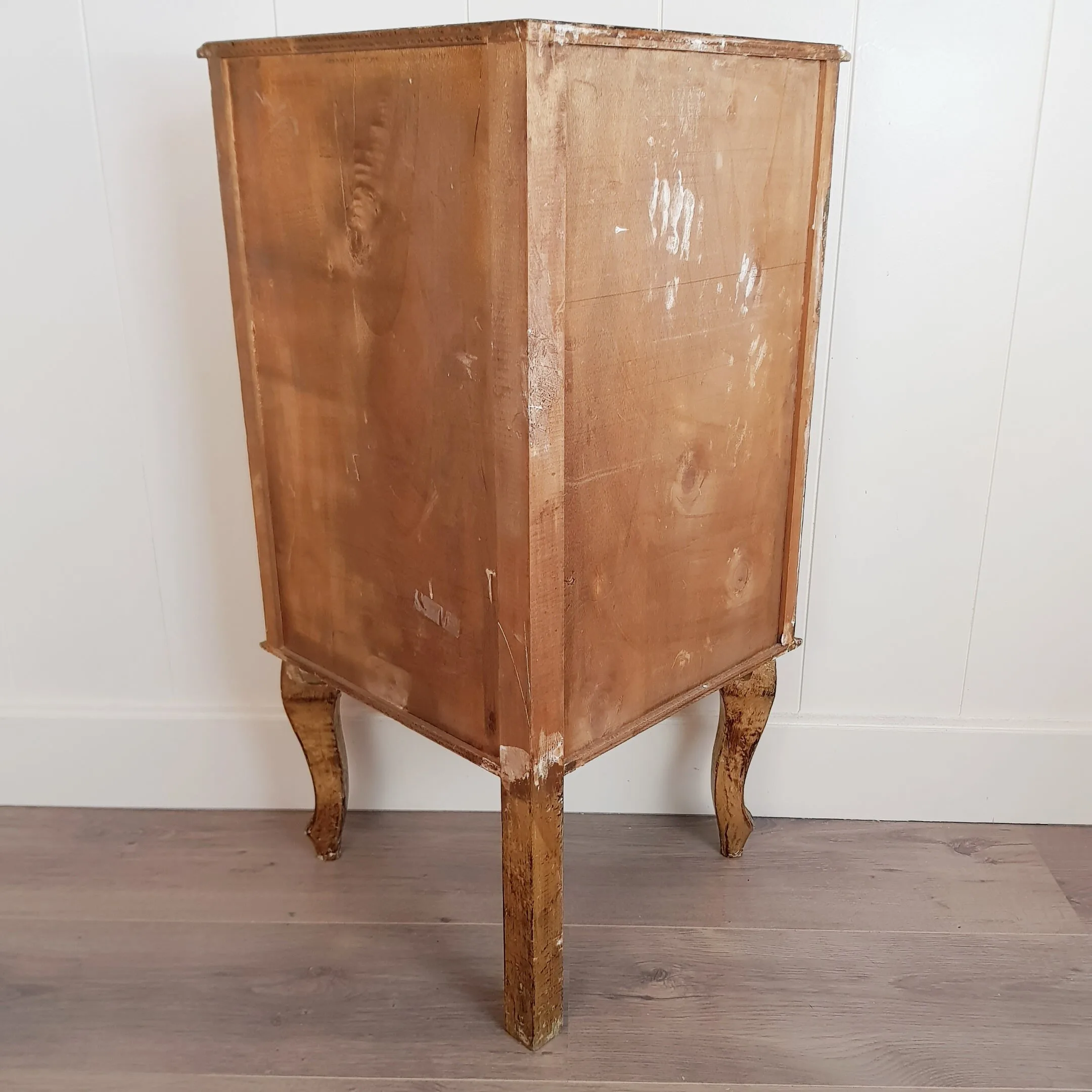Florentine Gold Leaf Corner Cabinet with 2 Shelves, Italian Hollywood Regency Furniture, Mid-Century Interior Accent, 1960s