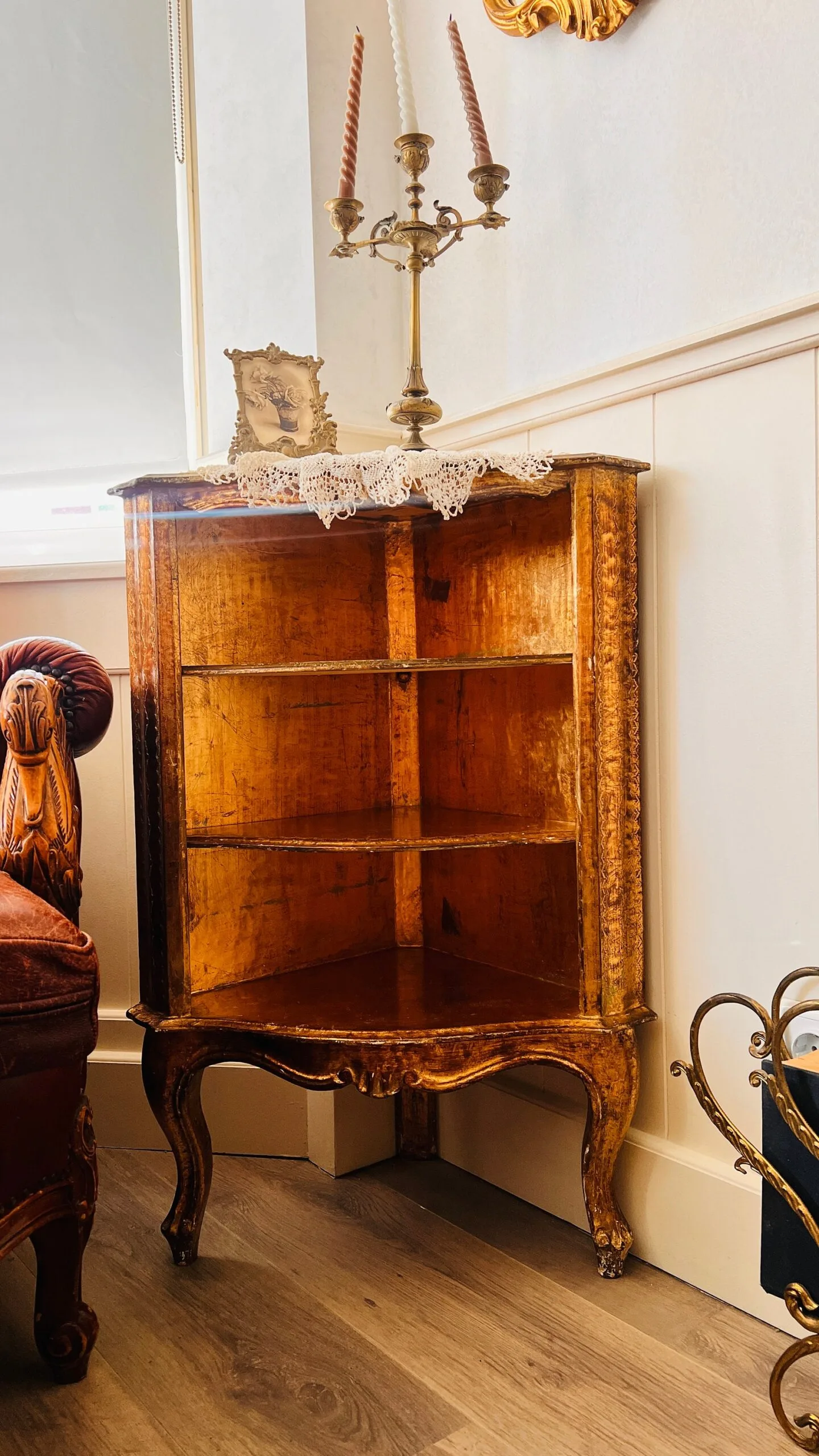 Florentine Gold Leaf Corner Cabinet with 2 Shelves, Italian Hollywood Regency Furniture, Mid-Century Interior Accent, 1960s