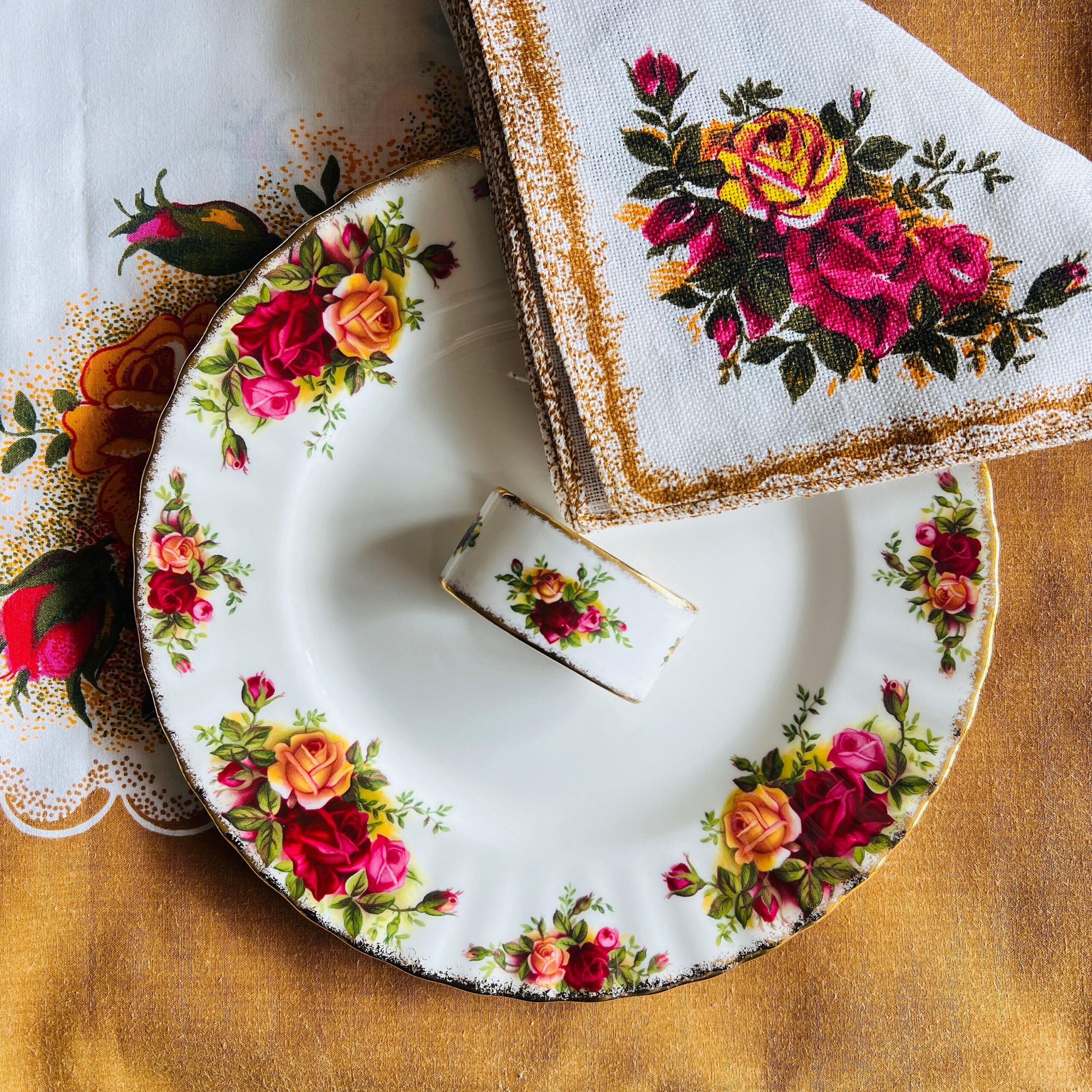 Royal Albert Bone China Napkin Rings Set with Linen Napkins, Old Country Roses Floral, Vintage Table Decor, Set of 6, 1960s