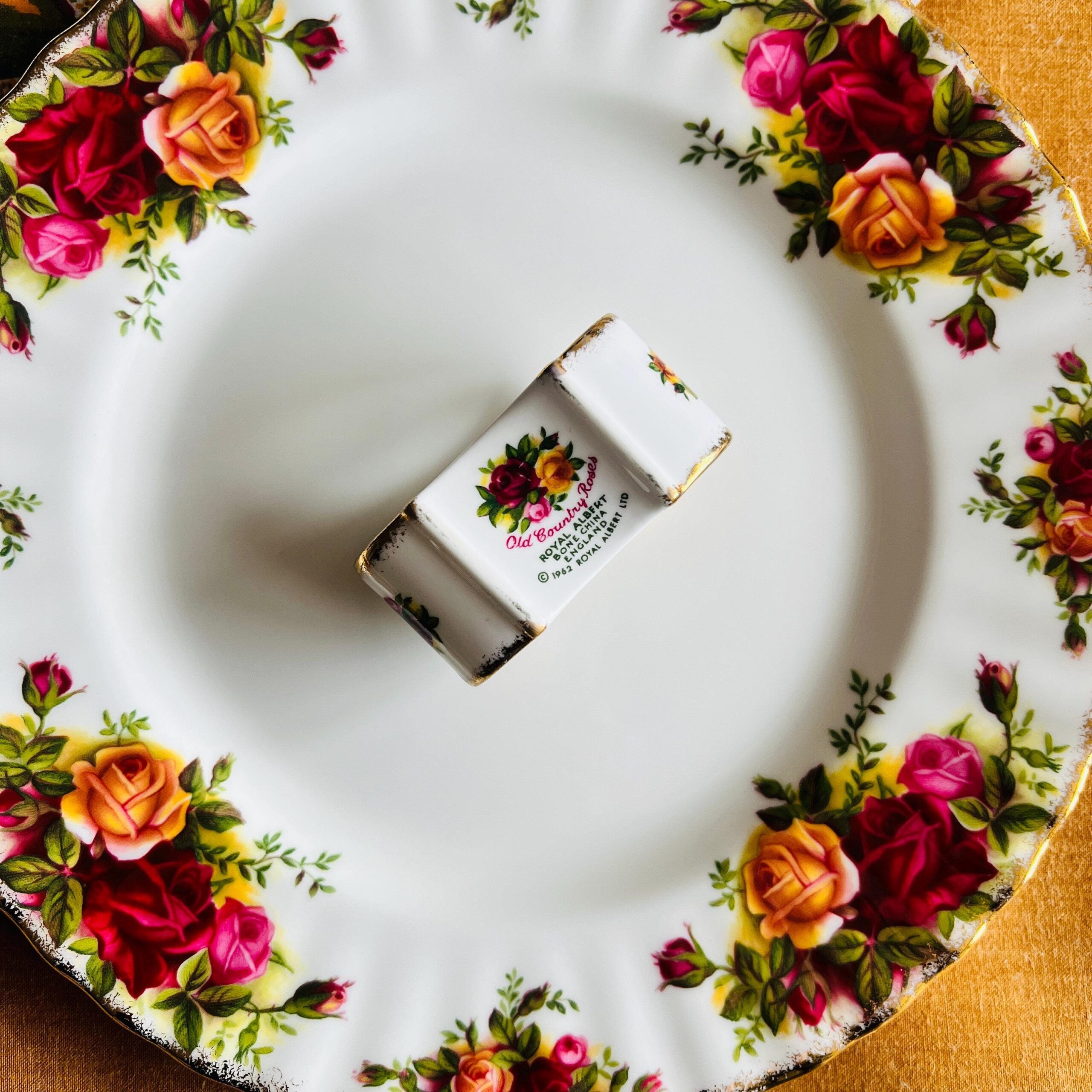 Royal Albert Bone China Napkin Rings Set with Linen Napkins, Old Country Roses Floral, Vintage Table Decor, Set of 6, 1960s